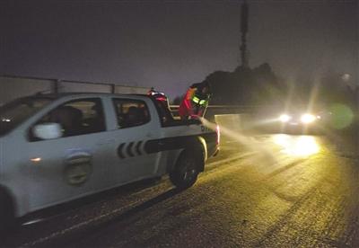 六盘水高新区建设服务中心：心系群众安全 撒盐除冰保畅通