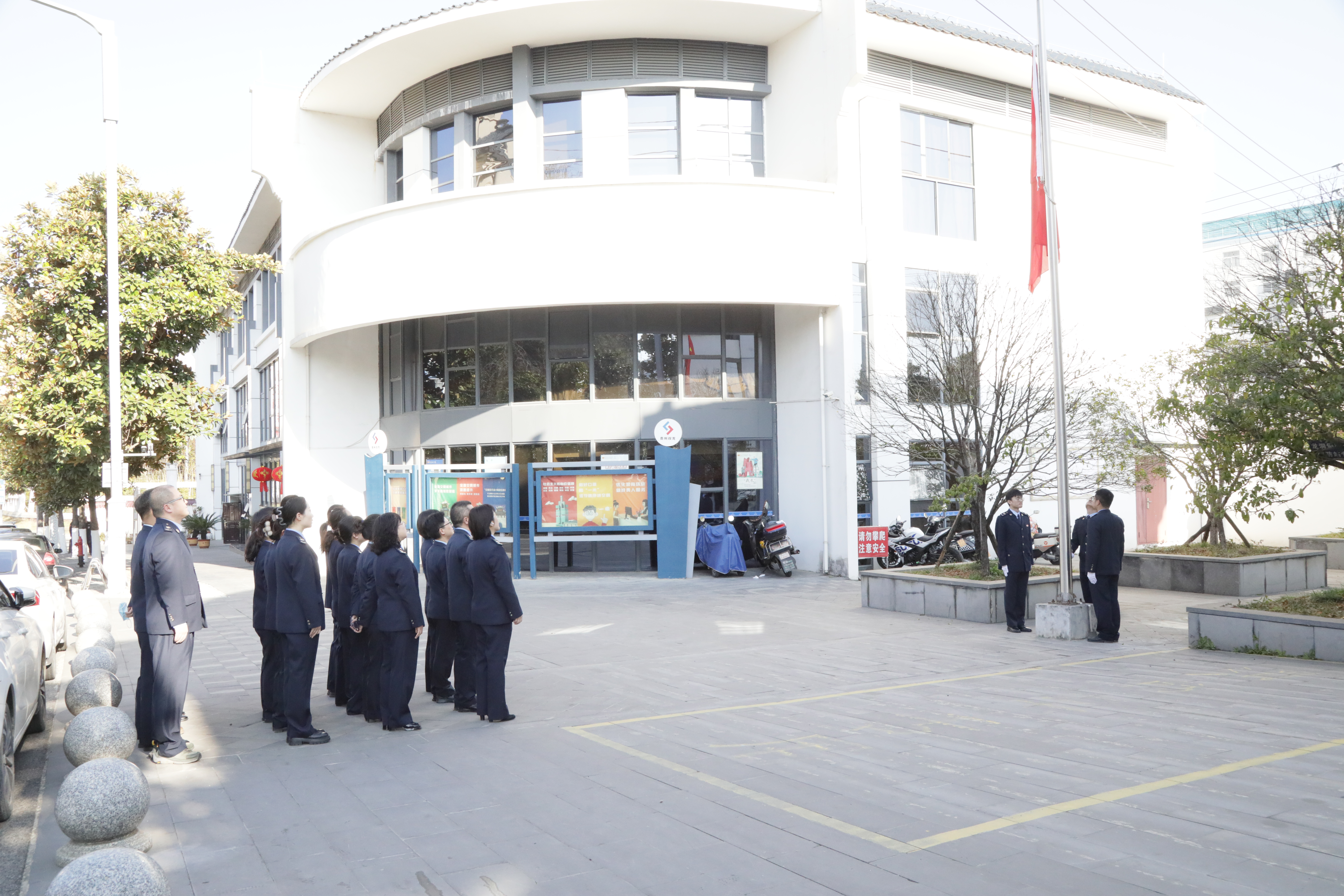 双龙税务局开年第一天举行升国旗仪式