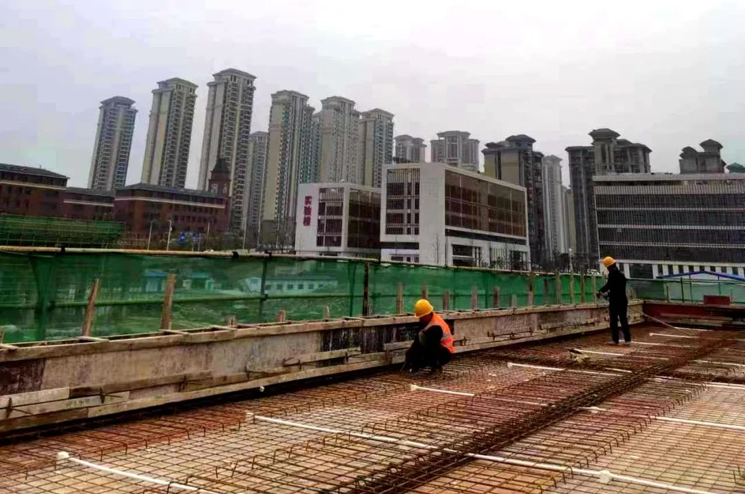 花溪区大健康服务项目两栋主楼外立面已全部完成｜奋进的春天