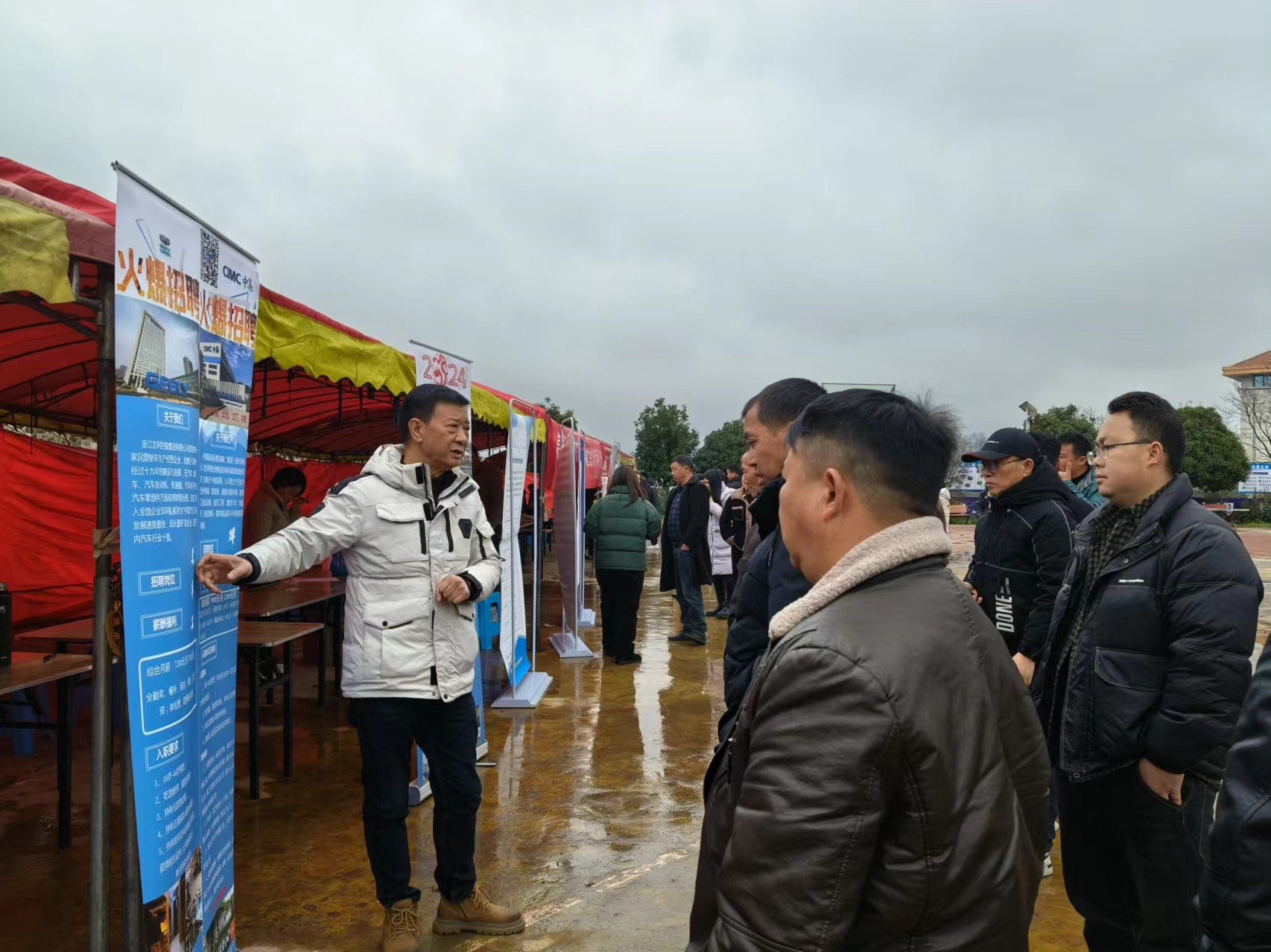 高峰镇：家门口开展招聘会