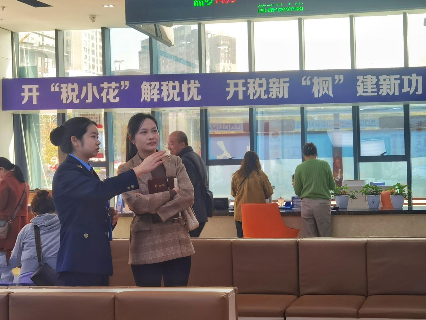 贵州省政务服务中心调研开阳税务“弹性五分钟”工作模式