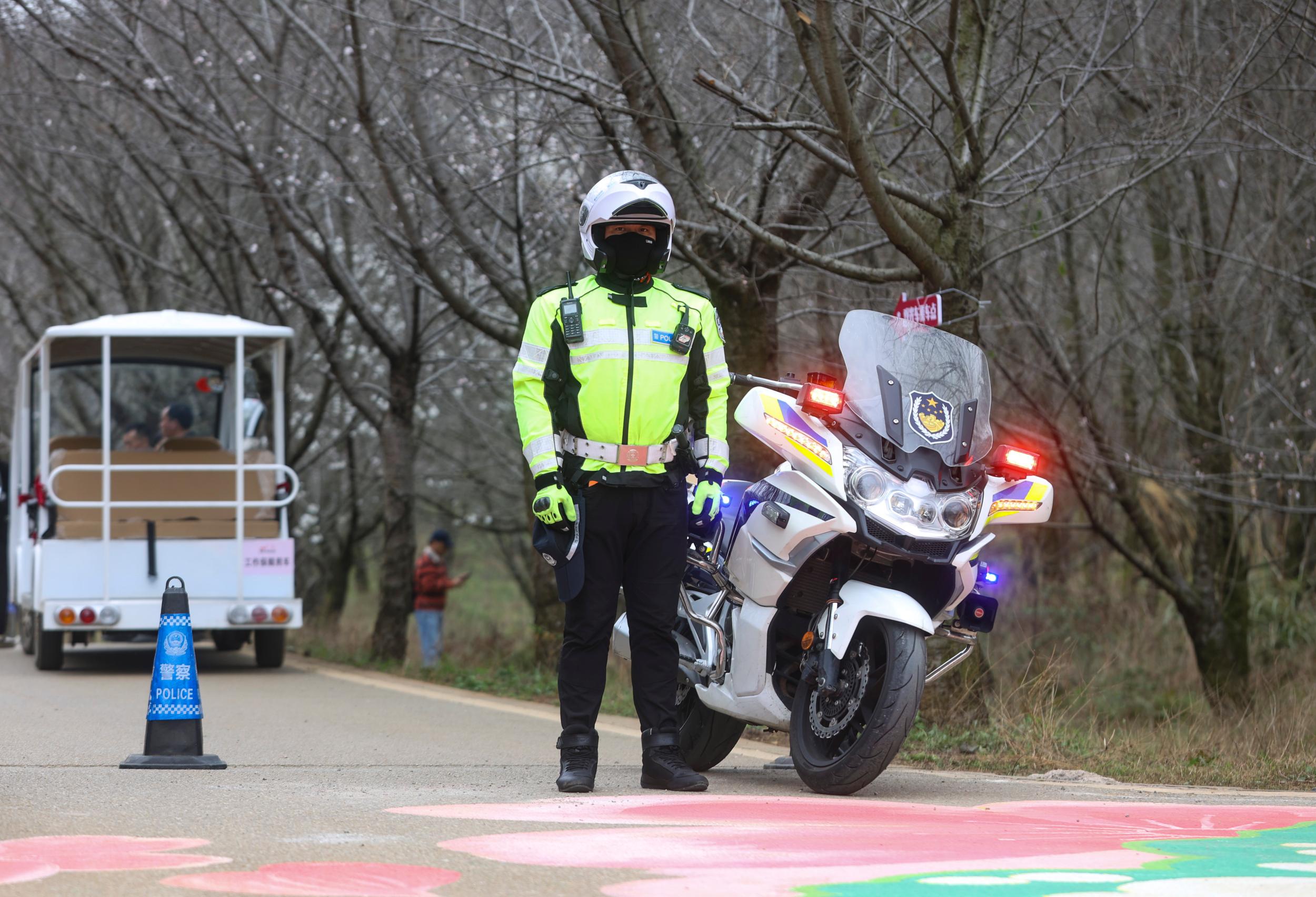交警赵金金：当好樱花园“护花使者”