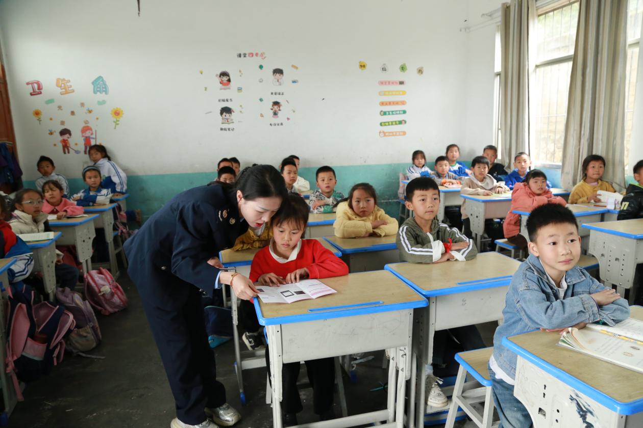 【税收宣传月】清镇税务：个税辅导进校园  便民办税送春风