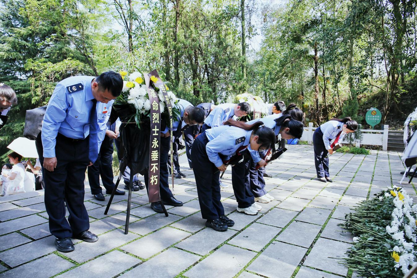【我们的节日·清明】经开税务：清明祭英烈  厚植爱国情