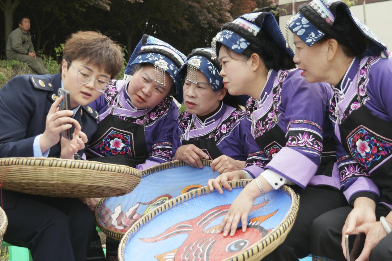 【税收宣传月】又逢“三月三” 乌当税务为布依同胞送去“税宣春风”