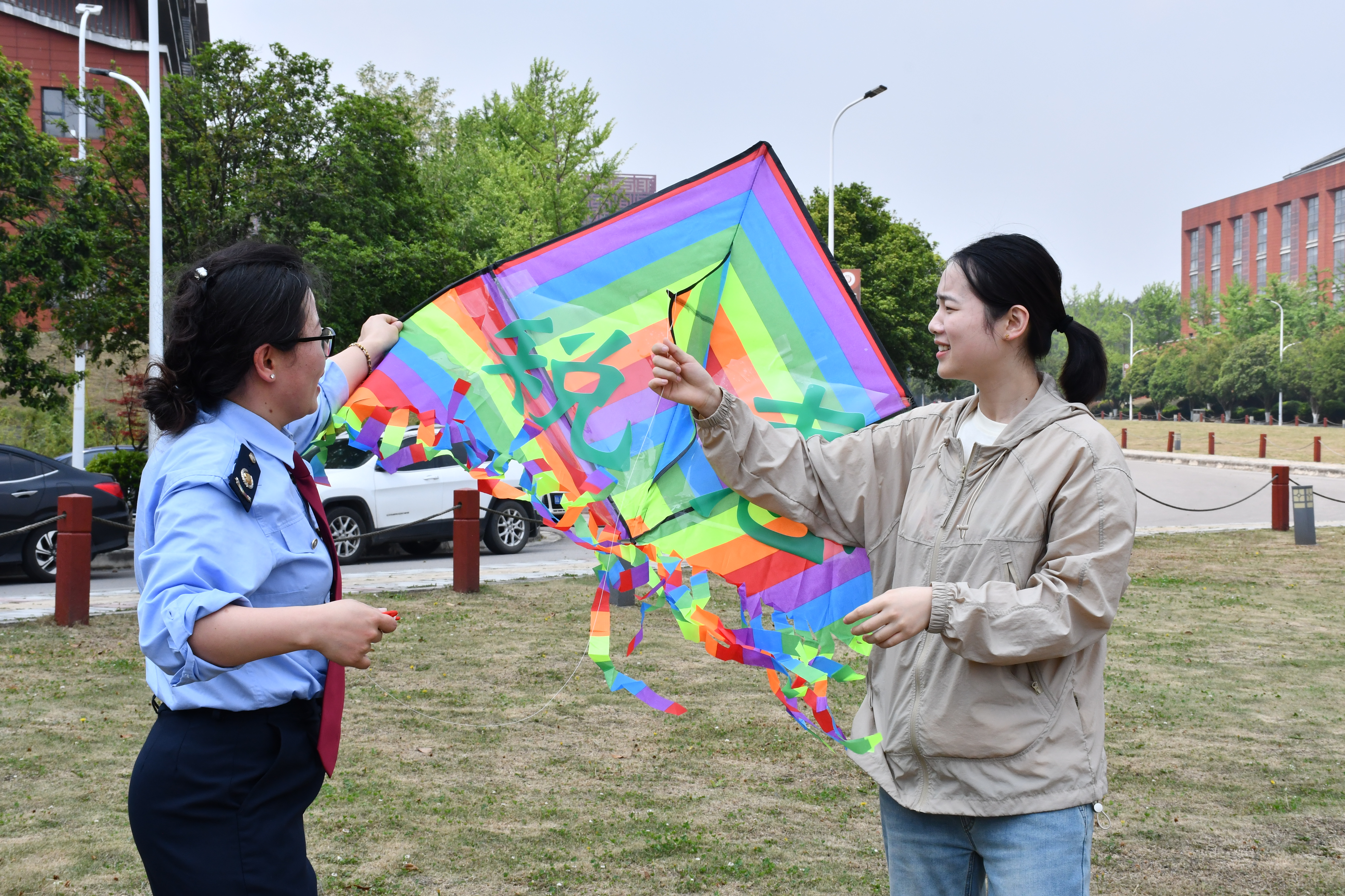 花溪区税务局“税视界”巡游风筝活动走进校园