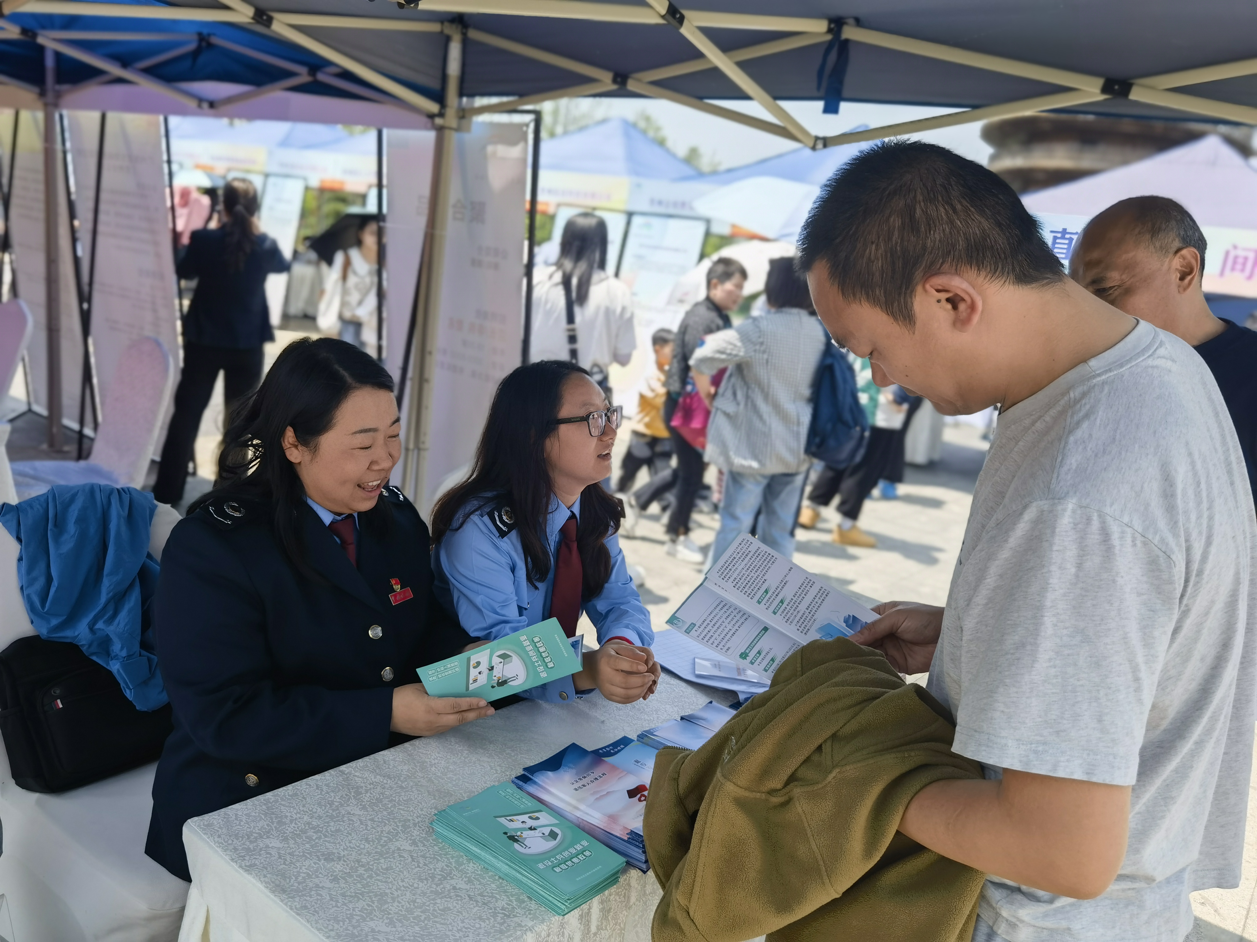 【税收宣传月】白云区税务局走进退役士兵专场招聘会开展税惠政策宣讲