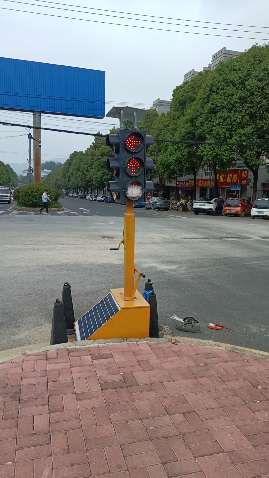 融媒 督查丨经开区一路口人车"抢道"好危险!临时信号灯"上岗"