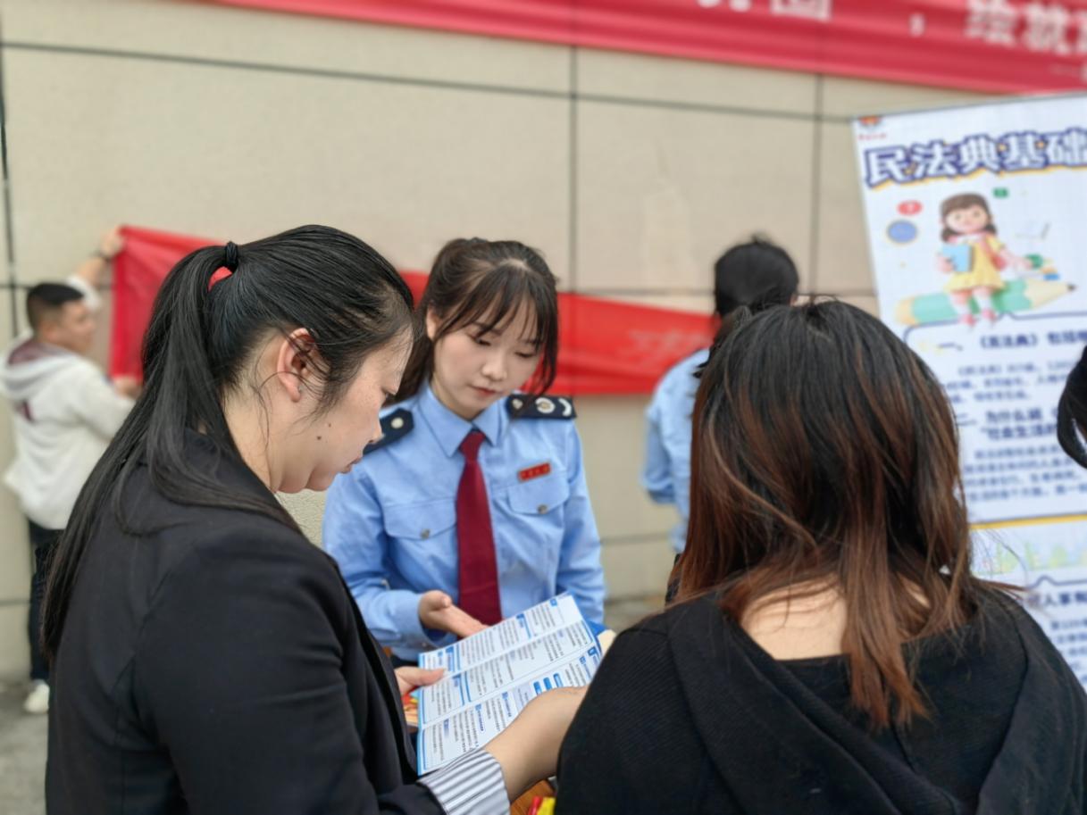 双龙税务：“典”亮生活 税宣普法进园区