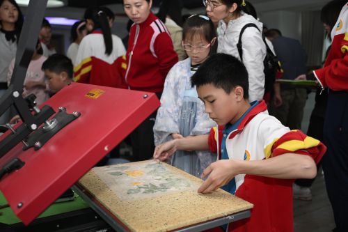 贵阳市第二十七中学:感悟古法魅力 传承造纸匠心