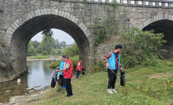 清镇市红枫湖镇开展河湖水库"清四乱"巡查整治行动