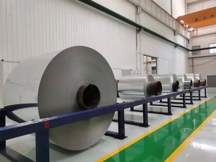 新突破！贵铝新材完成超大卷径零断头双零铝箔批量轧制