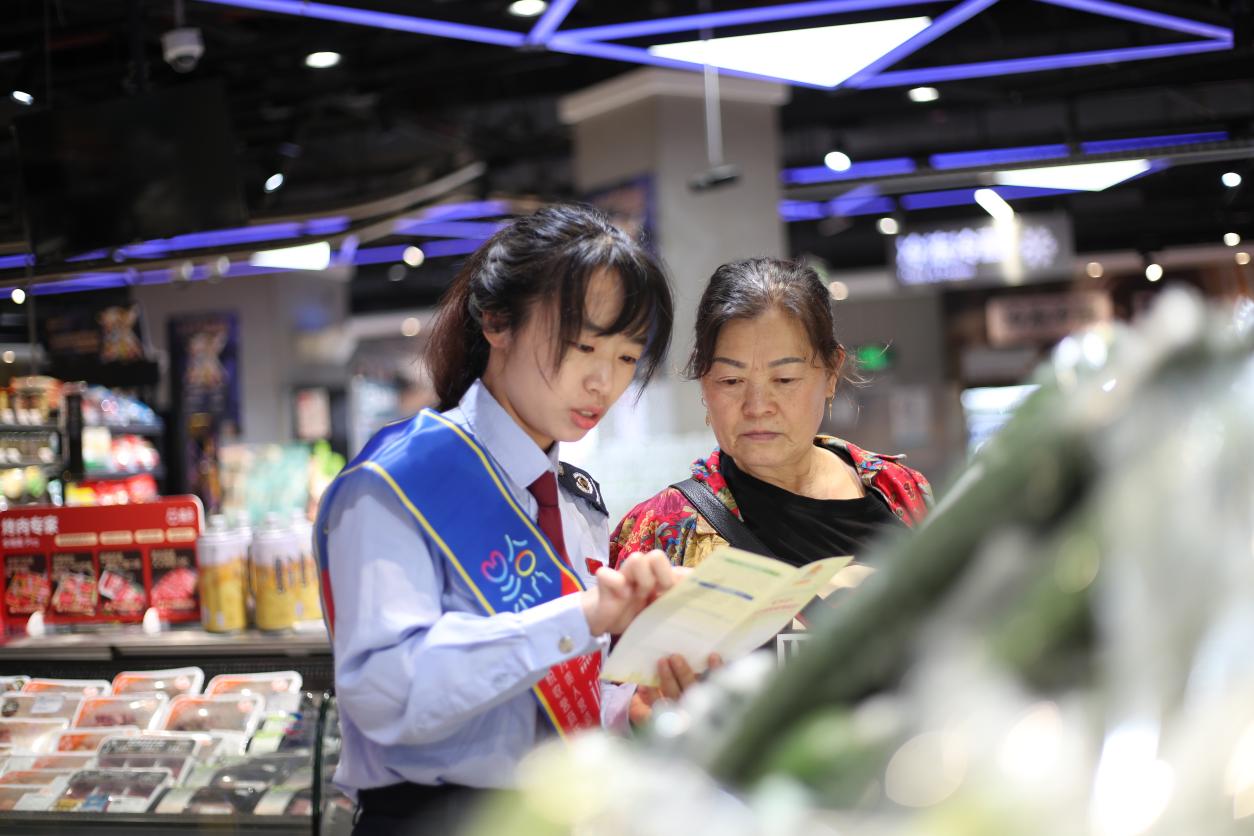 经开区税务局把税法宣传送到百姓身边