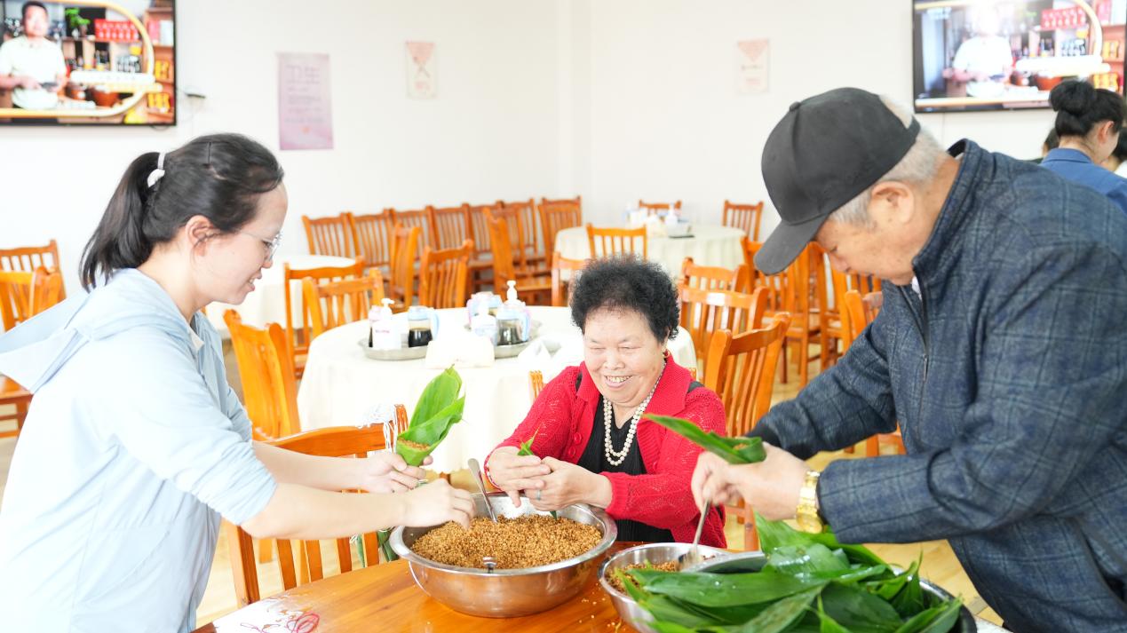 【我们的节日·端午】清镇市税务局举办端午包粽子活动