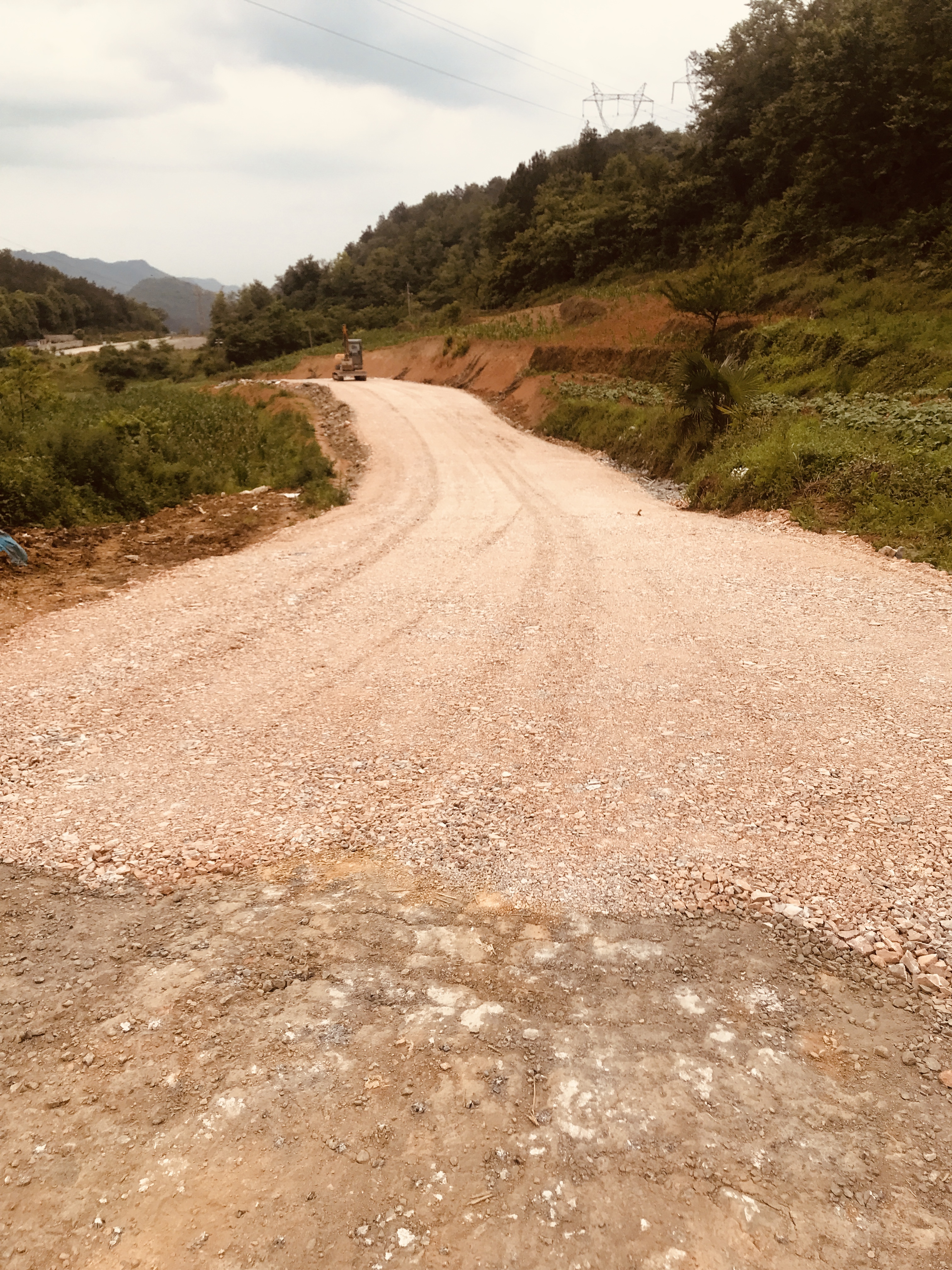 村民反映"毛路"坑洼难行!部门协调铺平丨融媒 督查