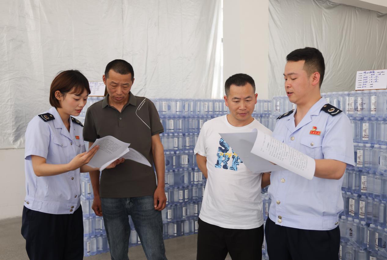 6·14信用记录关爱日 云岩税务走进园区开展纳税信用宣传