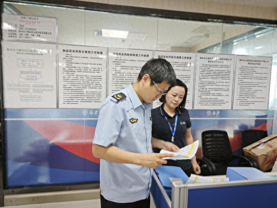 南明区办理首张连锁超市总部食品经营许可证