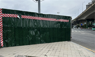 路口围挡成“拦路虎”，行人被“挤”上车行道|“一圈两场三改”我有话说 ㉙ 