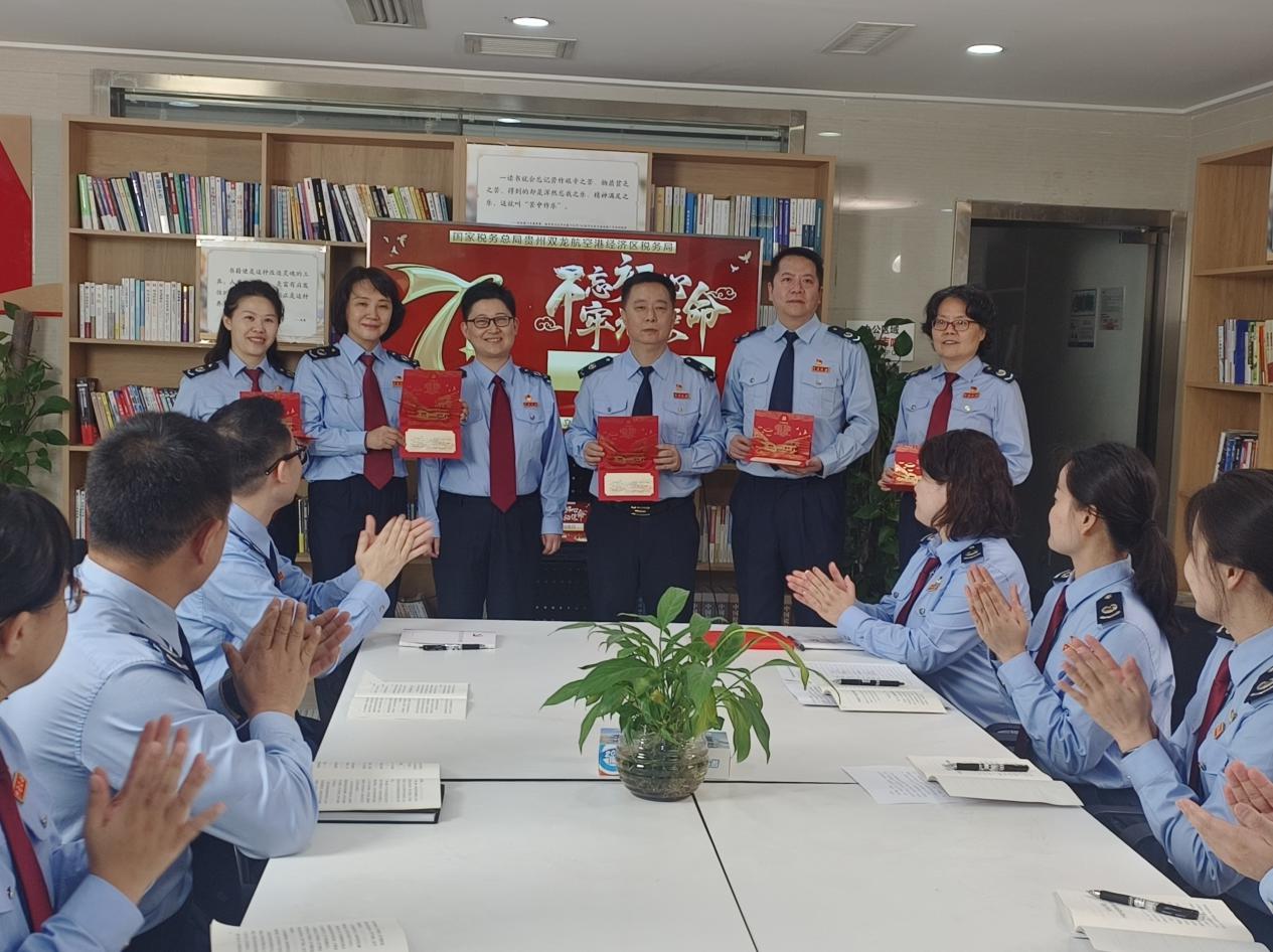 双龙税务局开展“铸初心 颂党恩 迎七一”主题活动