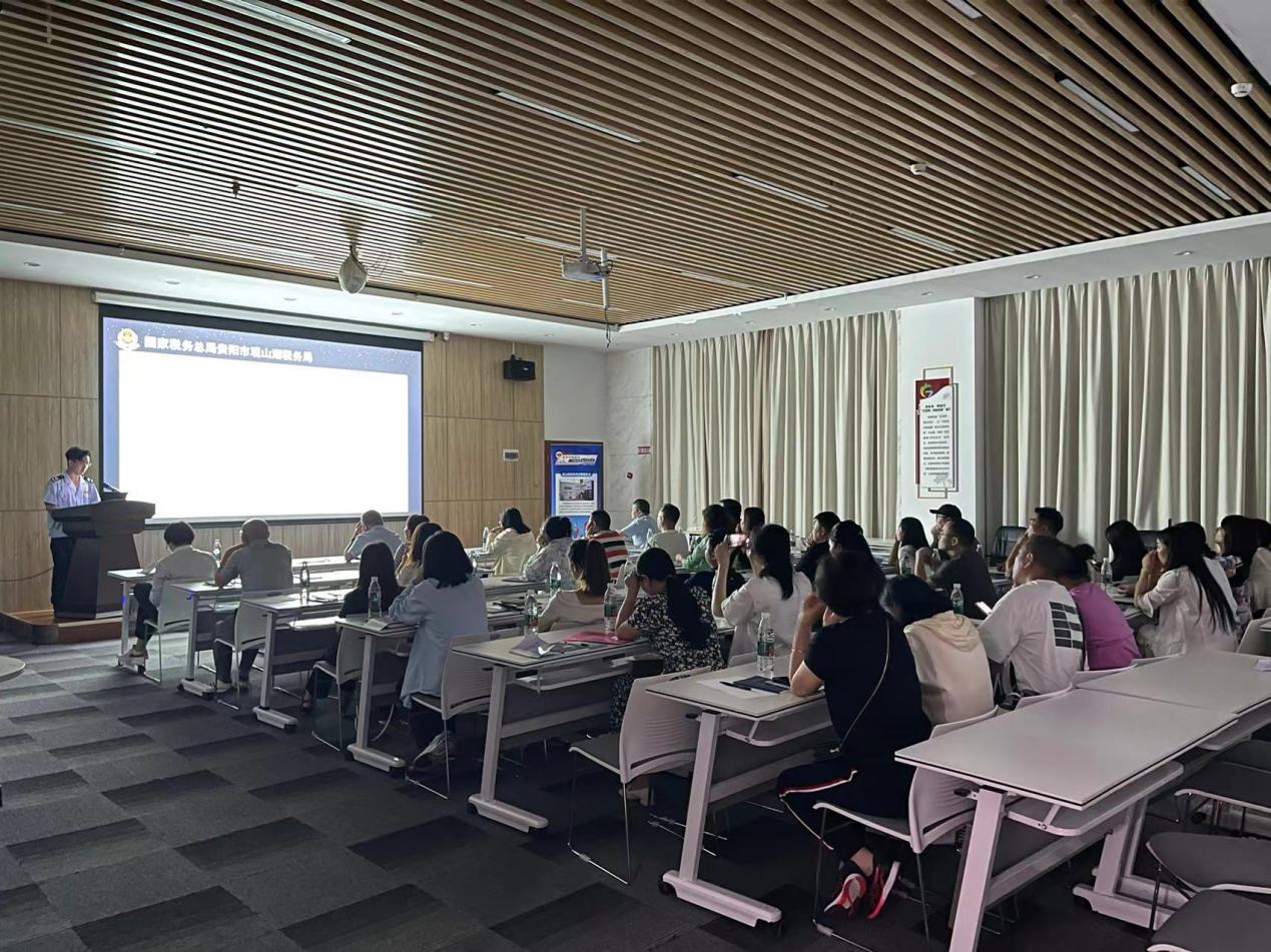 观山湖区税务局“服务前移进园区”开展中小企业服务月专题活动