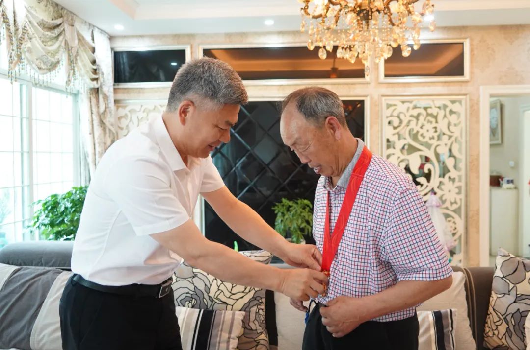 许俊松开展“七•一”走访慰问老党员活动