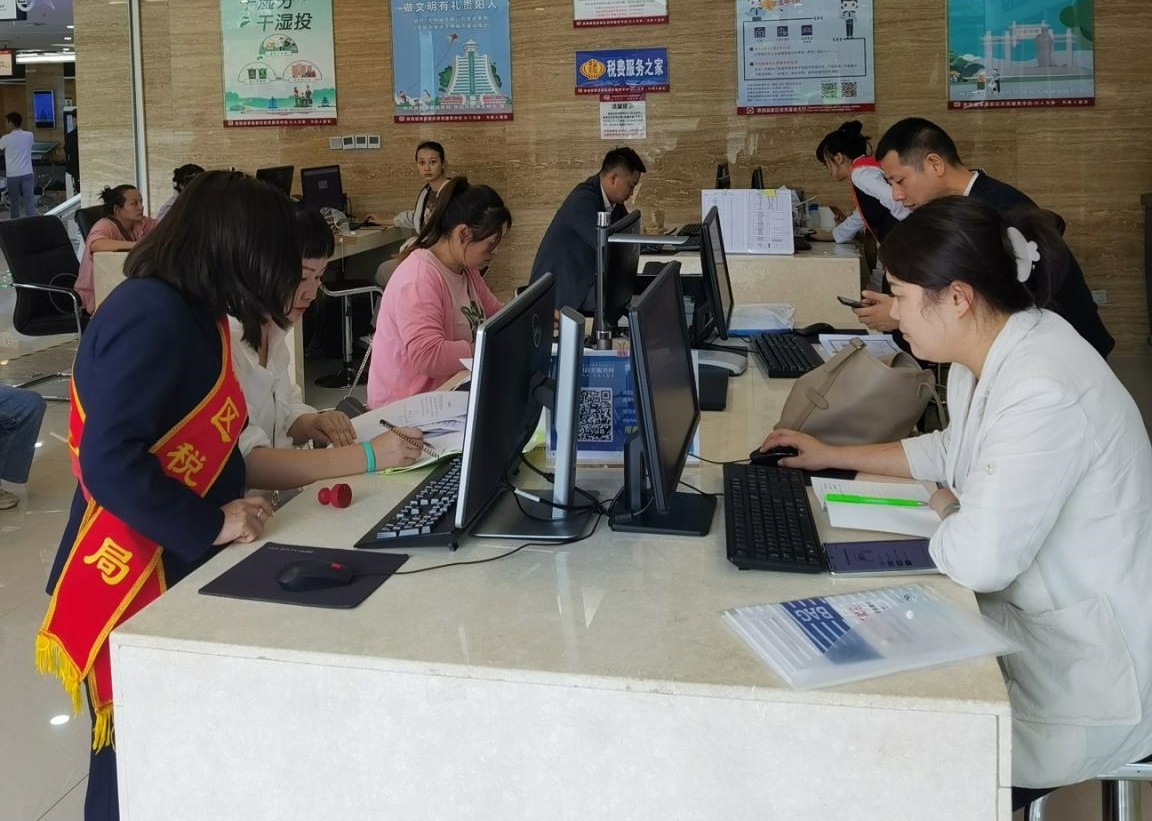 高新区税务局办税服务厅多举措确保新版电子税务局顺利运行