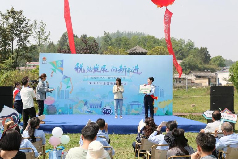 南明区税务局“四进”打造流动式税费课堂