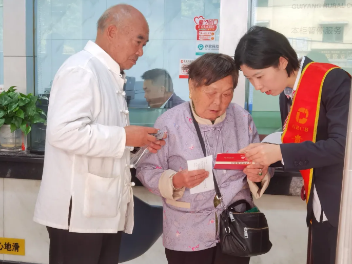 农商“心”服务|服务零距离 亮丽风景线——记中坝支行石慧