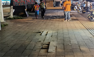 人行道地砖松动易绊行人，部门立即修复丨“一圈两场三改”我有话说㉟