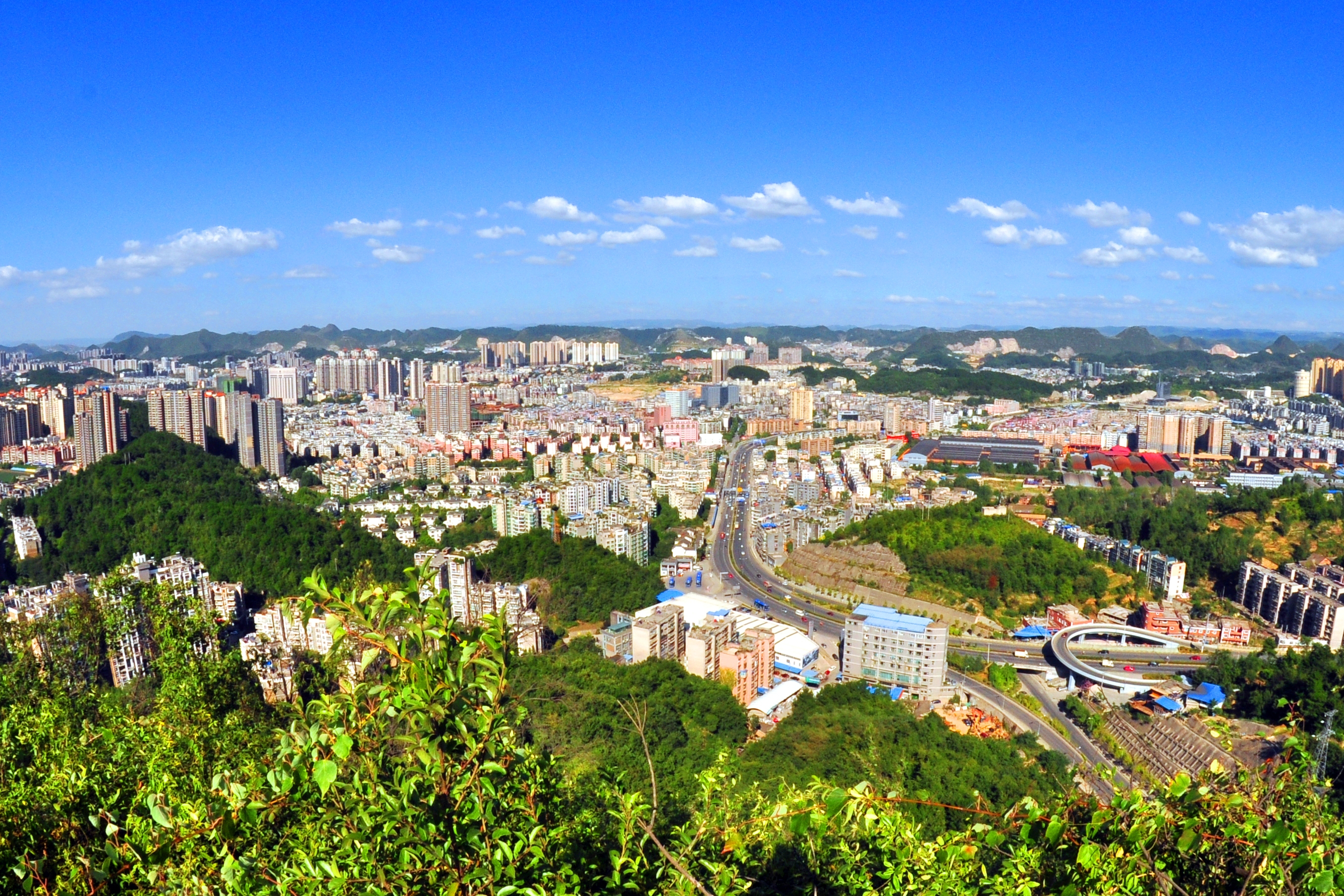 许俊松在区信访局接待来访群众并主持召开研究信访事项包案化解专题会