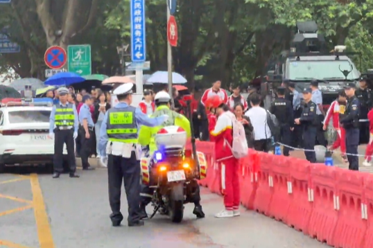 今早，观山湖交警共接6起考生求助