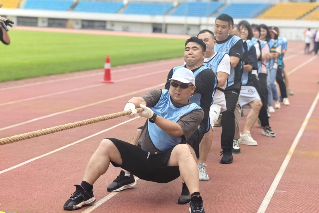 贵阳高新区7支代表队参加贵阳贵安职工运动会拨河比赛