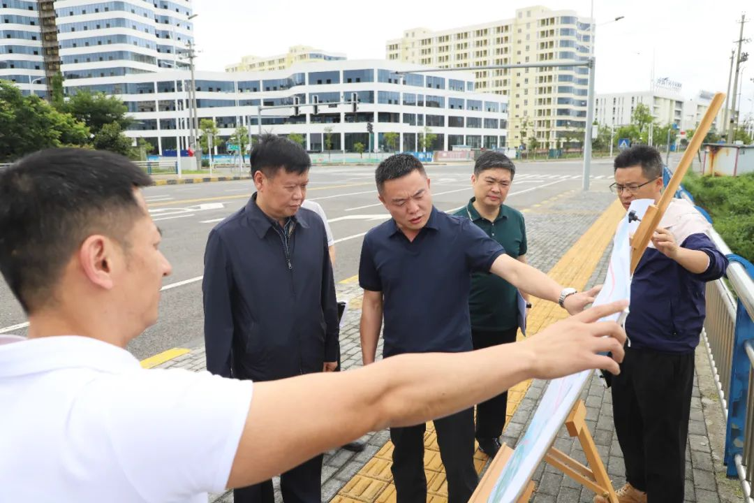 张建军率队开展巡河并检查防汛工作