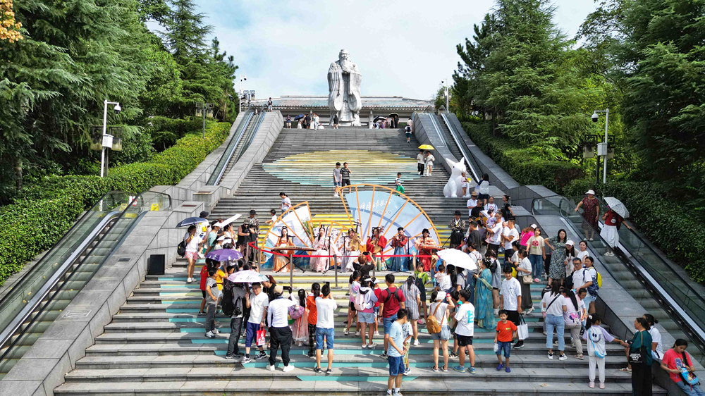 孔学堂棂星门前石梯台阶上,古乐表演团队身着古装进行合奏表演_副本_副本