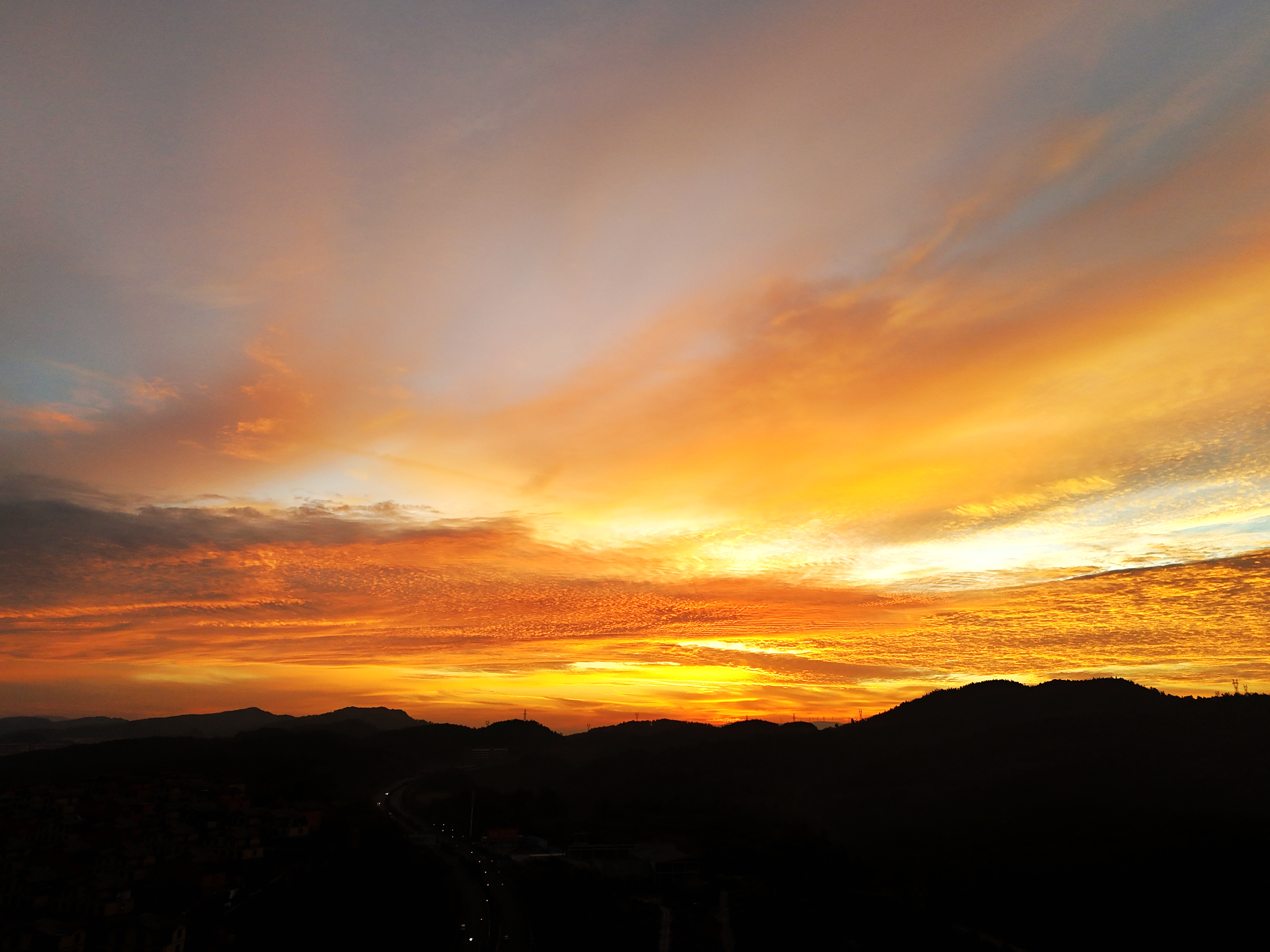 贵阳今早朝霞满天