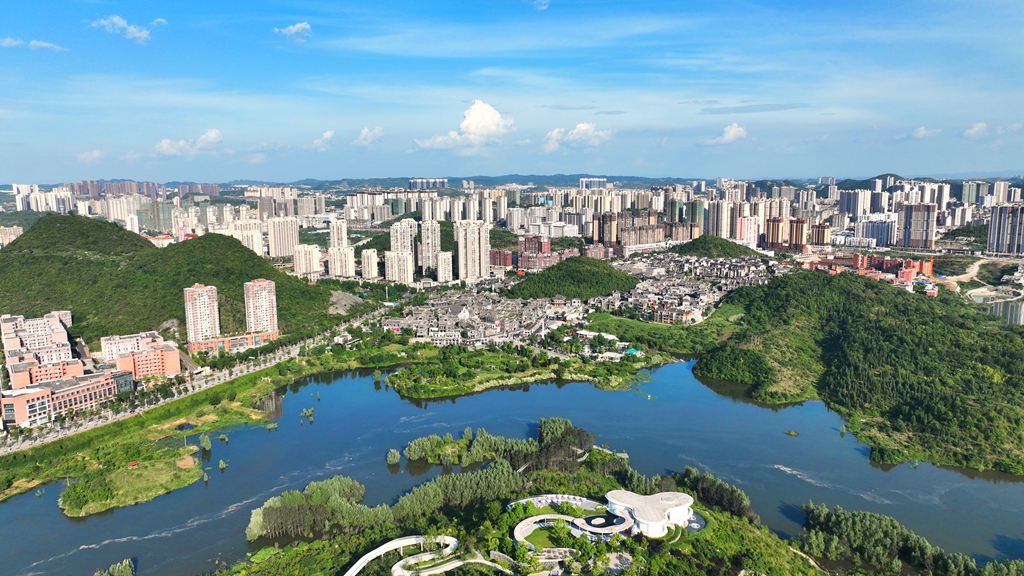 清镇城区一景。 鲍凯 摄_副本