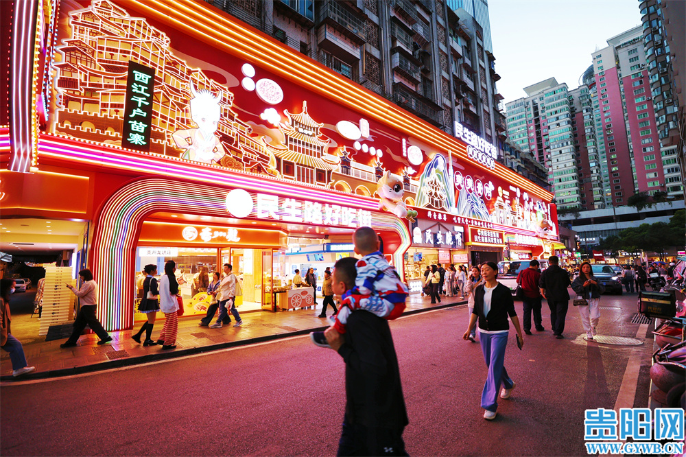 改造后的民生路吸引了更多市民及游客打卡。徐其飞 摄