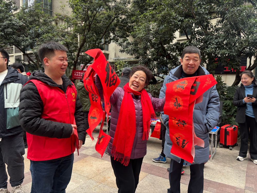 寓意吉祥的春联送给社区居民