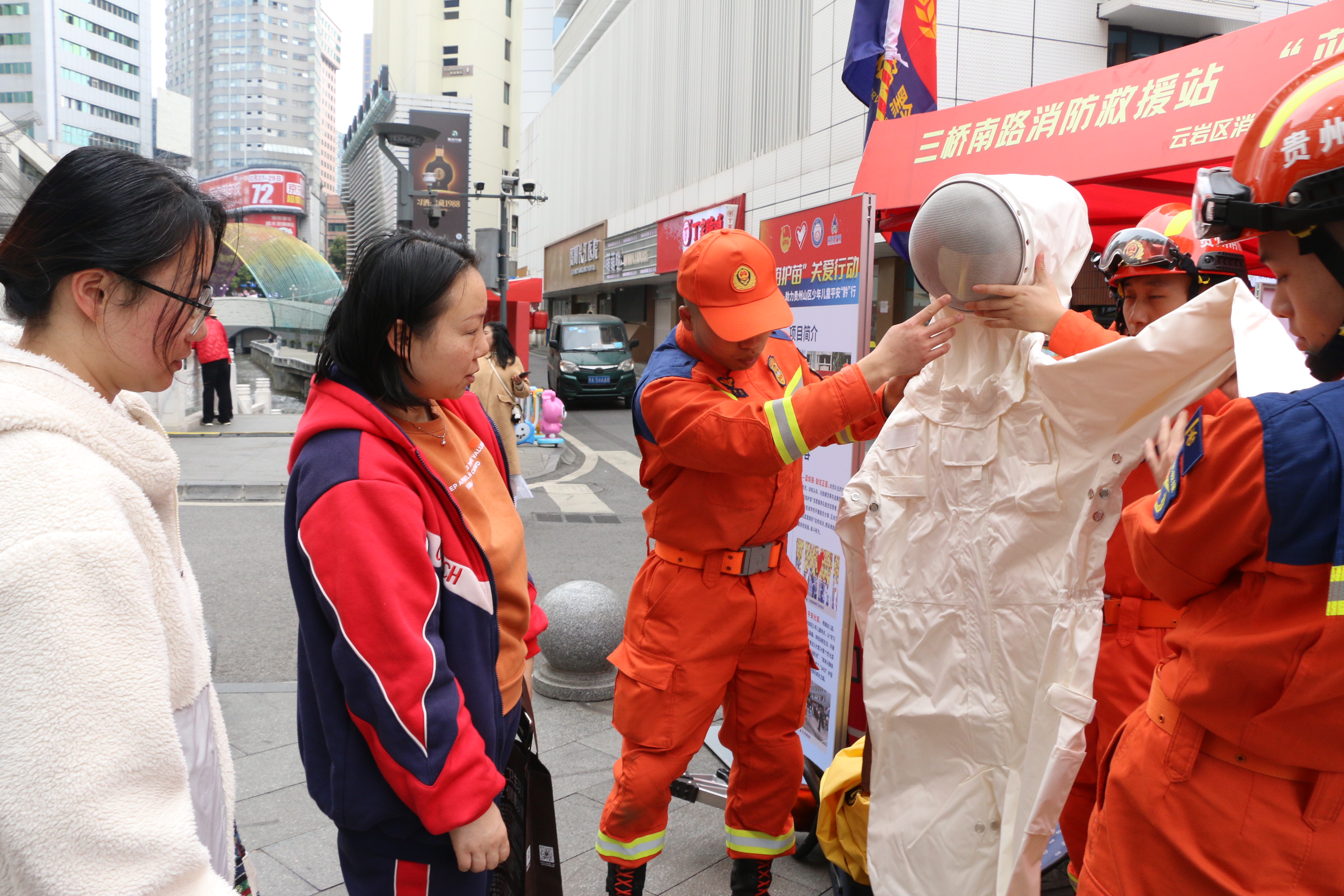 市民正在了解消防知识