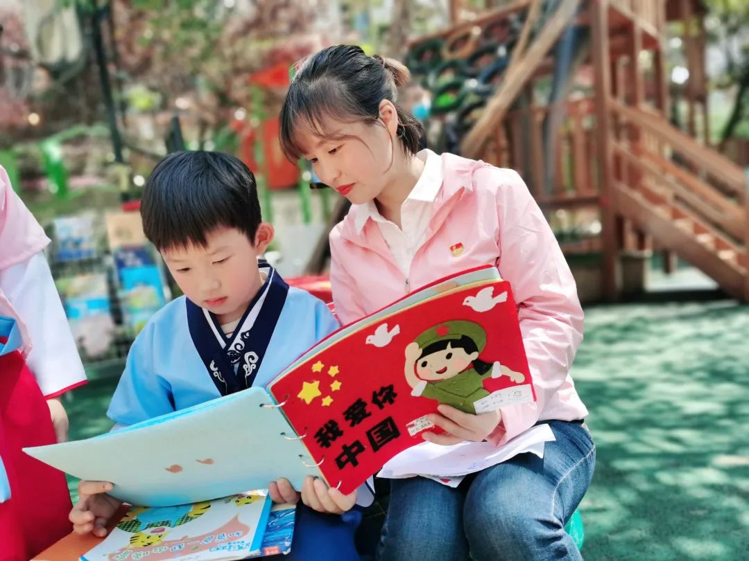贵阳市第三实验幼儿园开展童心向党阅读月活动.jpg