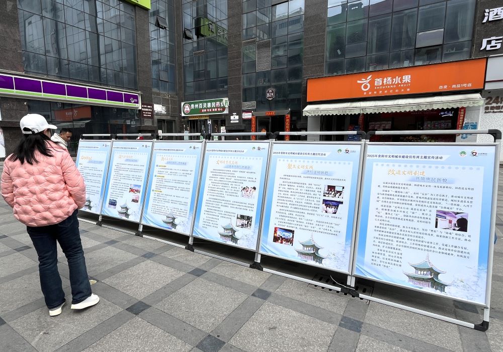 市民在活动现场陆续观看展出1