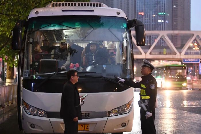 4月24日,在贵阳市南明区花果园,交警正在对旅游大巴驾驶员进行驾驶安全提醒。 图片