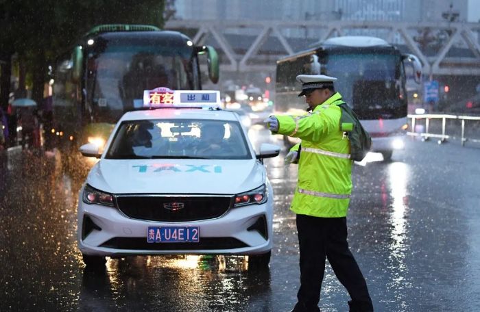 4月24日,在贵阳市南明区花果园,交警正在疏导交通。2 图片