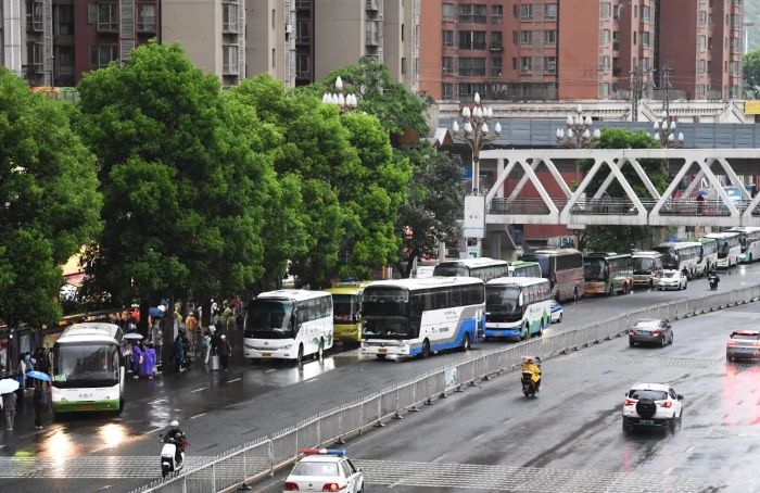 4月24日,旅游大巴在贵阳市南明区花果园满载游客准备前往全省各大景区。 图片