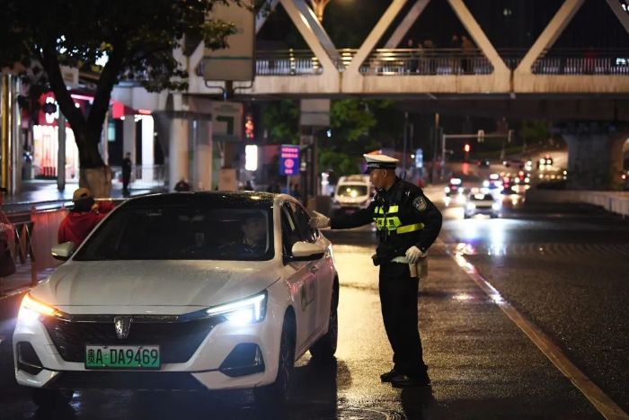 4月24日,在贵阳市南明区花果园,交警正在疏导交通。3 图片
