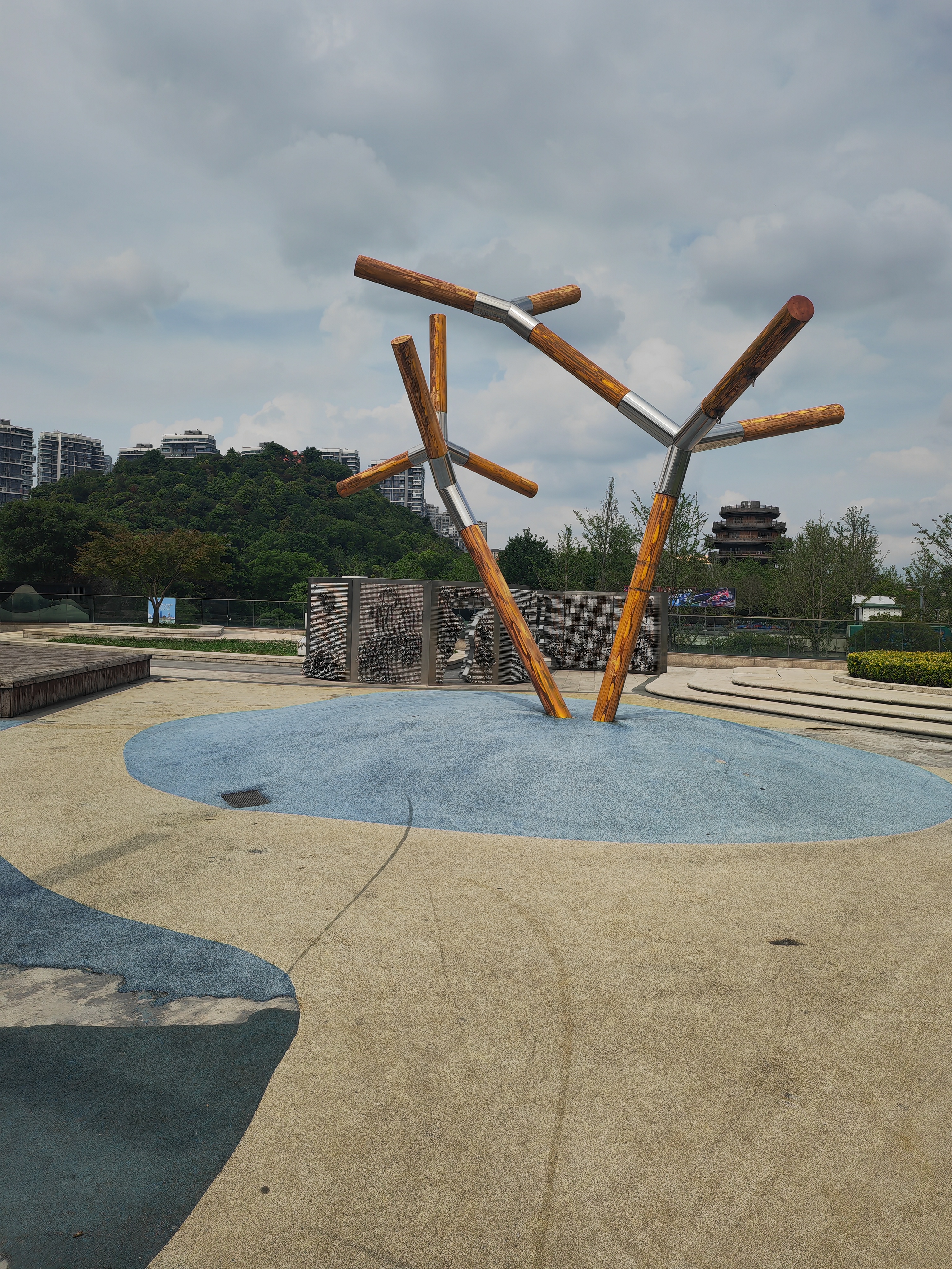 秋千座椅已拆除,仅剩架子。