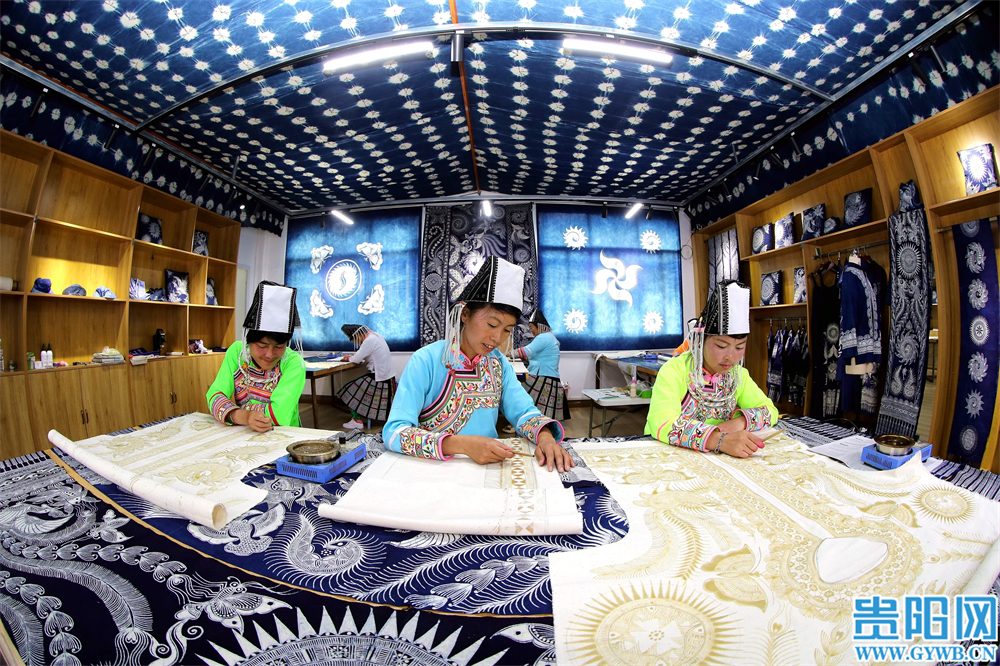 榕江县平江镇高鸟村蜡染非遗手工坊,苗族妇女在画蜡画。(通讯员 李长华 摄)