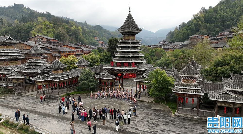 在肇兴侗寨寨门,侗族群众在演唱侗族大歌 ( 黔东南州融媒体中心记者 余天英 摄)