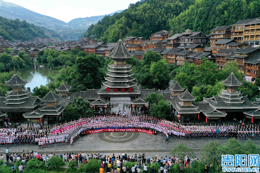 黎平县在肇兴侗寨举行侗族大歌百村歌唱大赛、侗族大歌千人传唱等非遗活动,展示侗族非遗文化魅力,庆祝建党100周年。(通讯员 王炳真 摄)