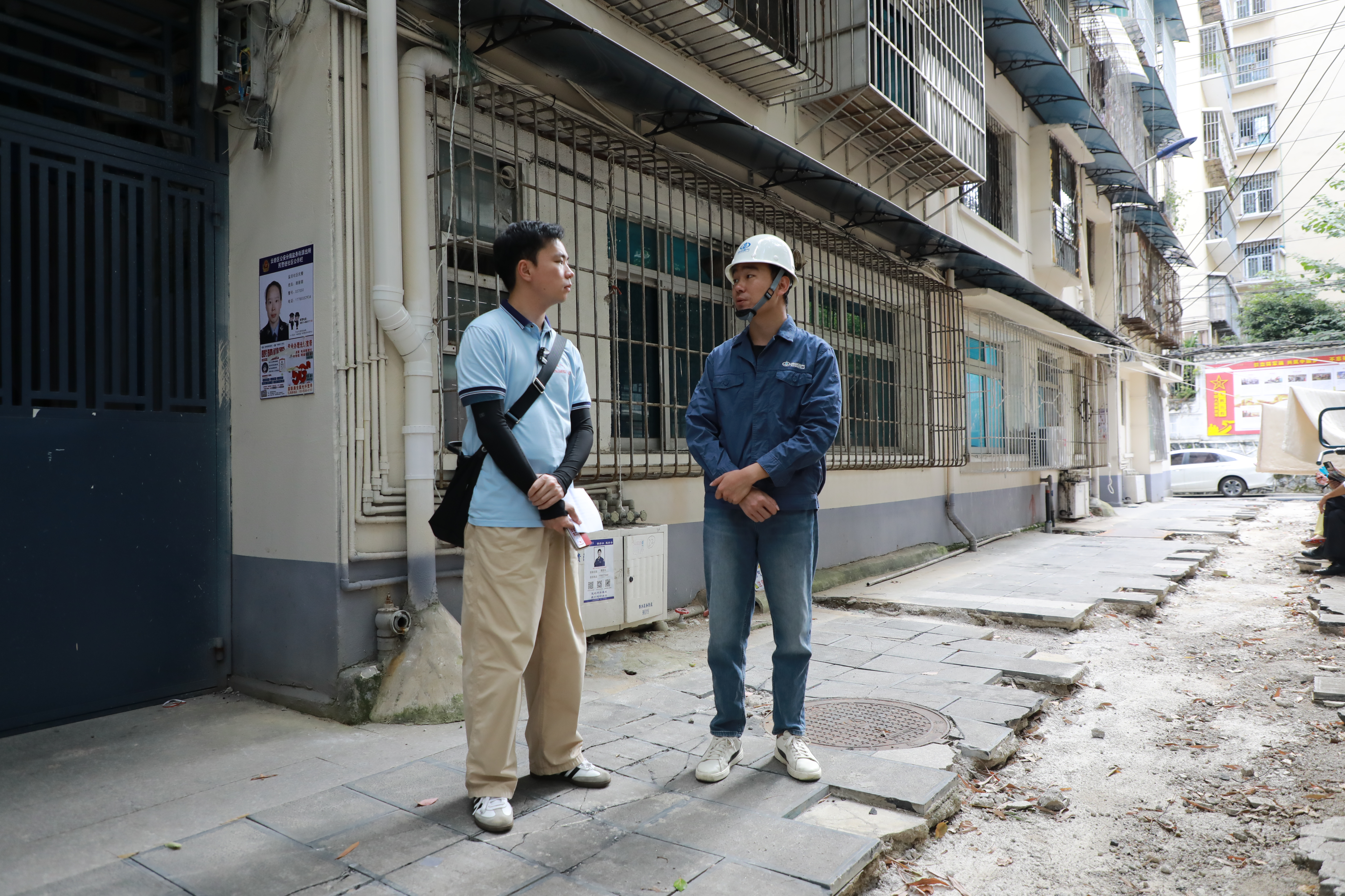 9月4日,施工单位负责人向记者介绍工程情况